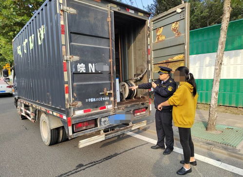 六安一货车装3.7吨柴油，执法人员一眼看出问题立刻拦截